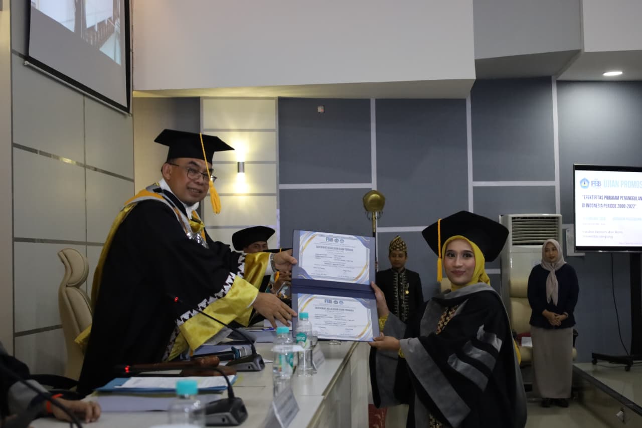 Teliti Efektivitas Program Penanggulangan Kemiskinan di Indonesia, Ukthi Ciptawaty Resmi Raih Gelar Doktor