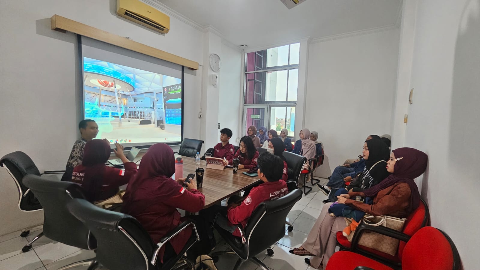 Mahasiswa FEB Unila Perkuat Literasi Pasar Modal melalui Kunjungan Edukatif ke BEI Lampung