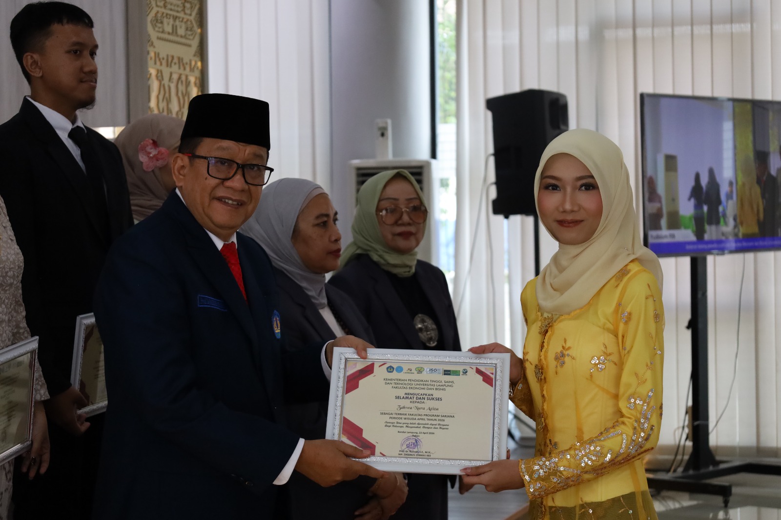 Berani Keluar dari Zona Nyaman, Zahwa Nura Aziza Raih Lulusan Terbaik Ketiga FEB Unila