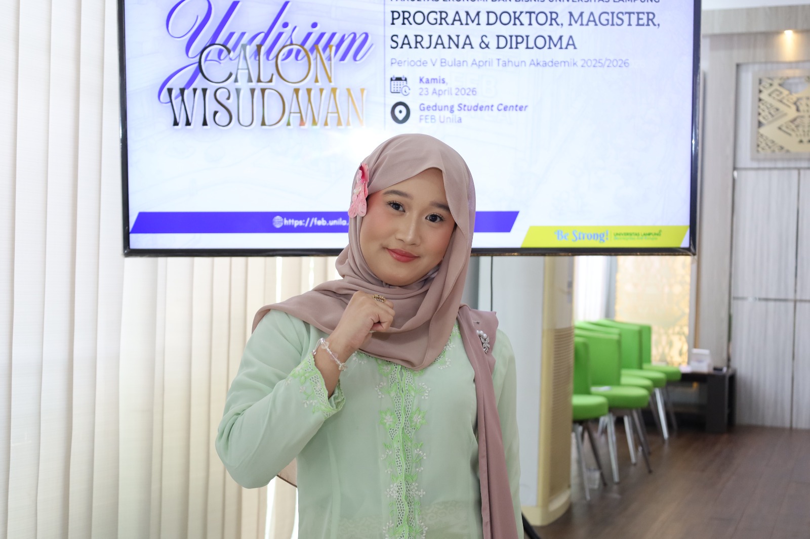 Puasa Medsos Jika Target Meleset, Strategi Unik Tiara Raih Lulusan Terbaik Kedua FEB Unila