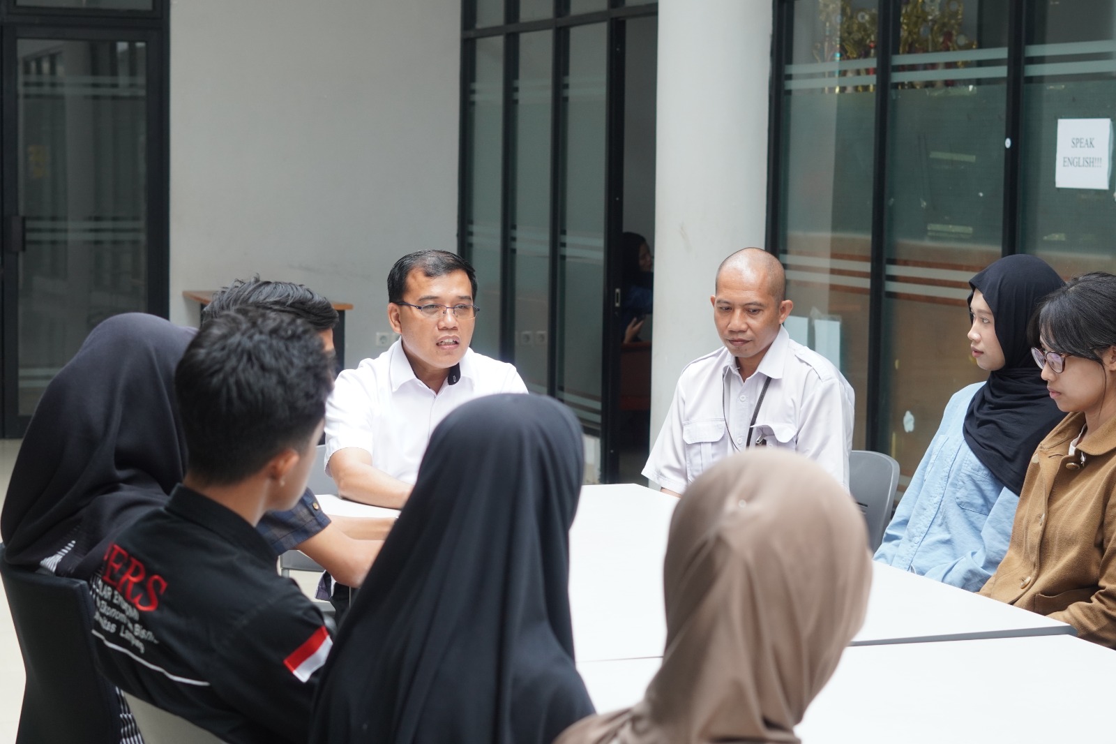 Wakil Dekan II FEB Unila Tinjau Sarana dan Prasarana Ormawa untuk Perkuat Dukungan Kegiatan Mahasiswa
