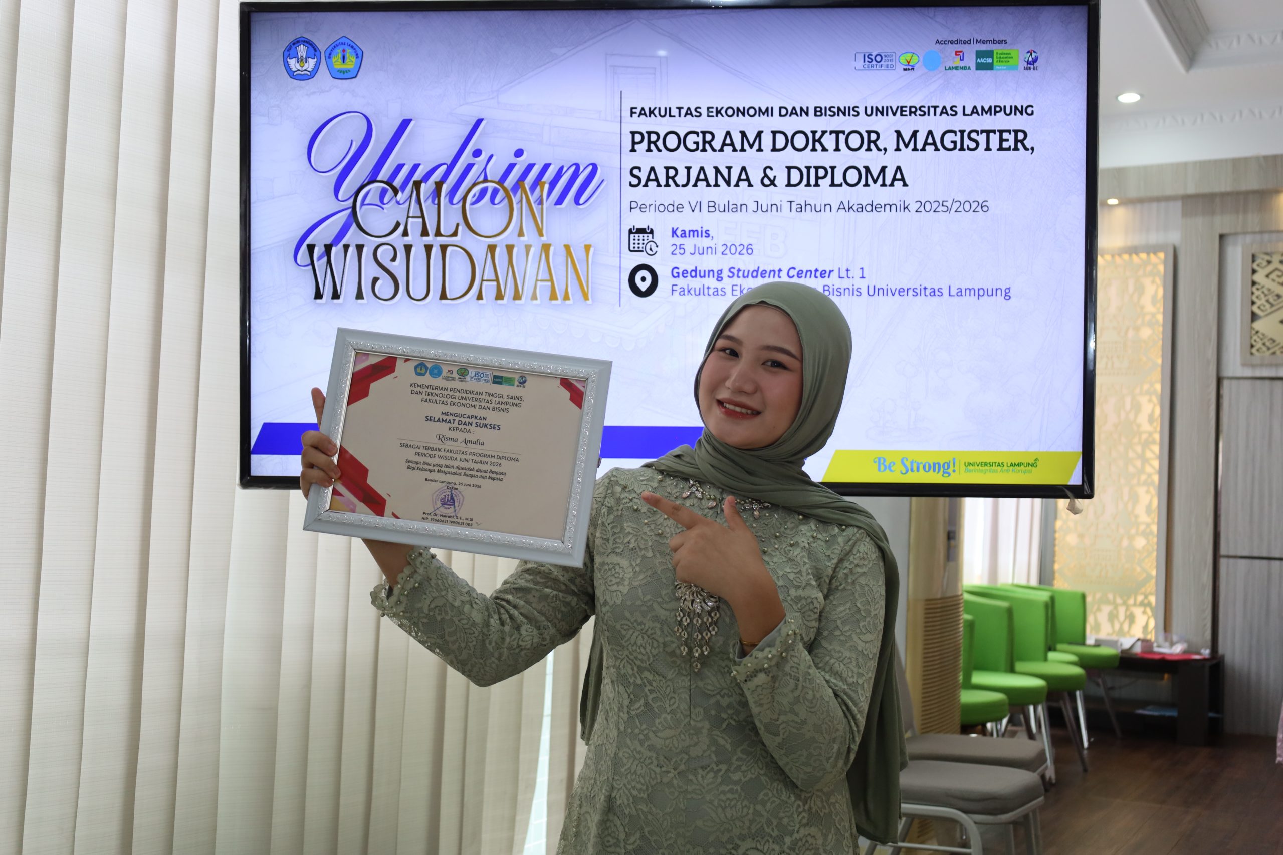 Risma Amalia Raih Predikat Lulusan Terbaik Program Diploma FEB Unila