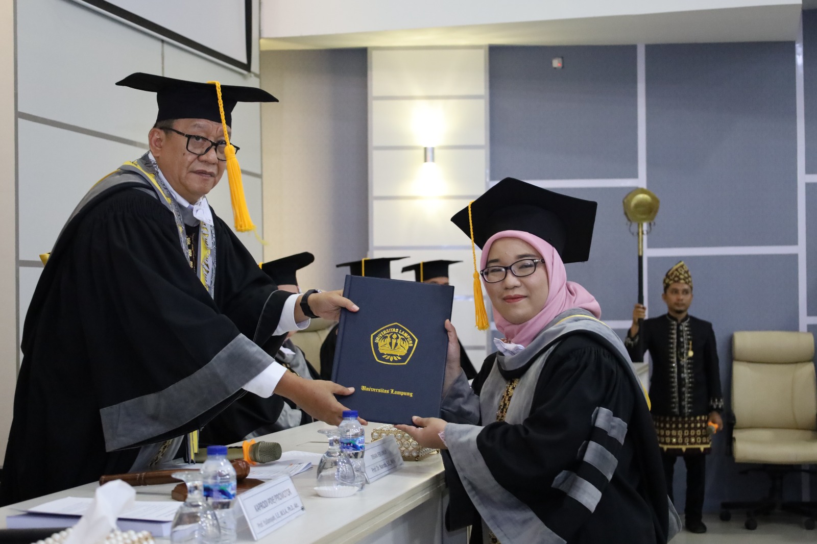 Sukses Teliti Sistem Evaluasi Kinerja Perbankan, Neny Desriani Raih Gelar Doktor ke – 58 FEB Unila