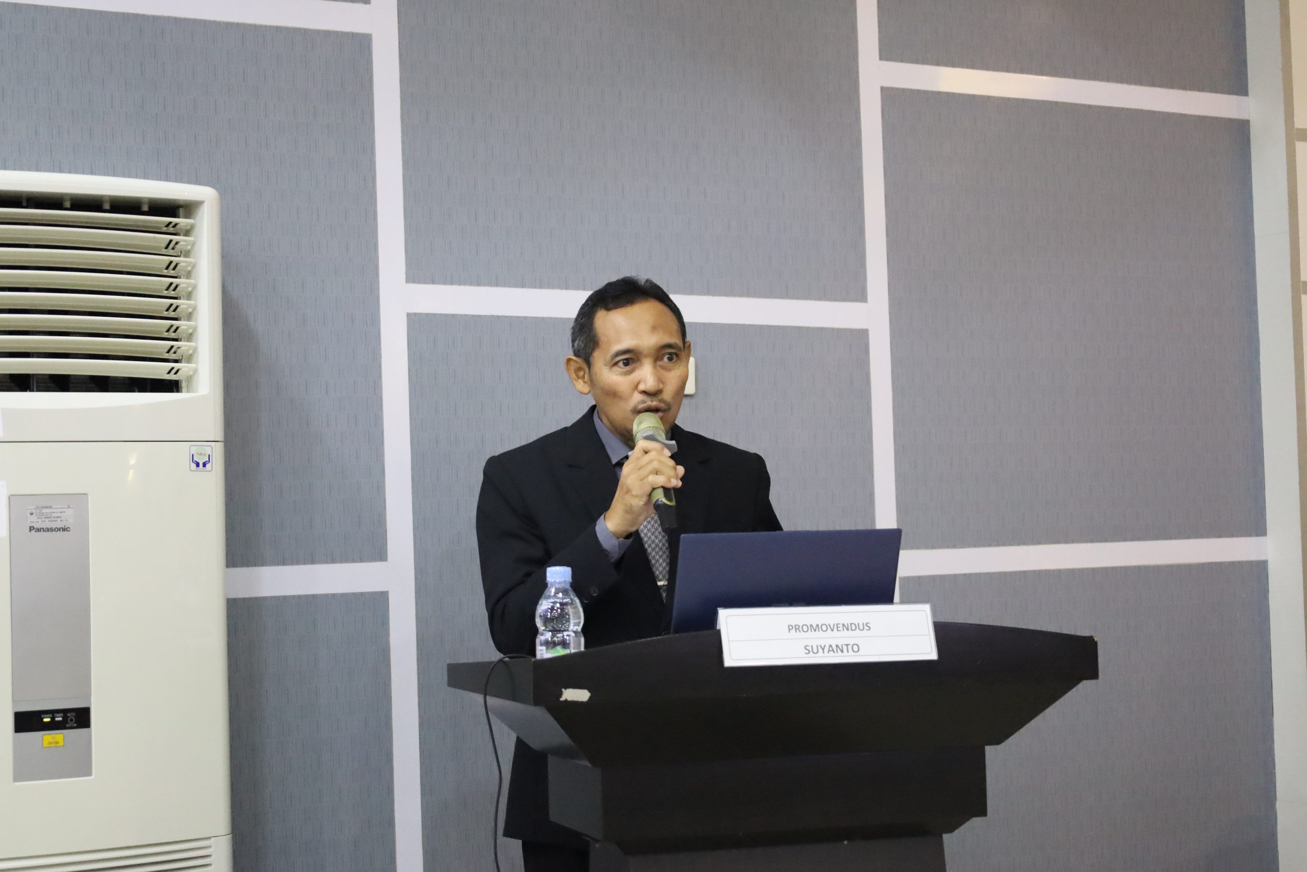 Soroti Paradoks Perbankan Syariah, Suyanto Resmi Sandang Gelar Doktor ke-62 FEB Unila