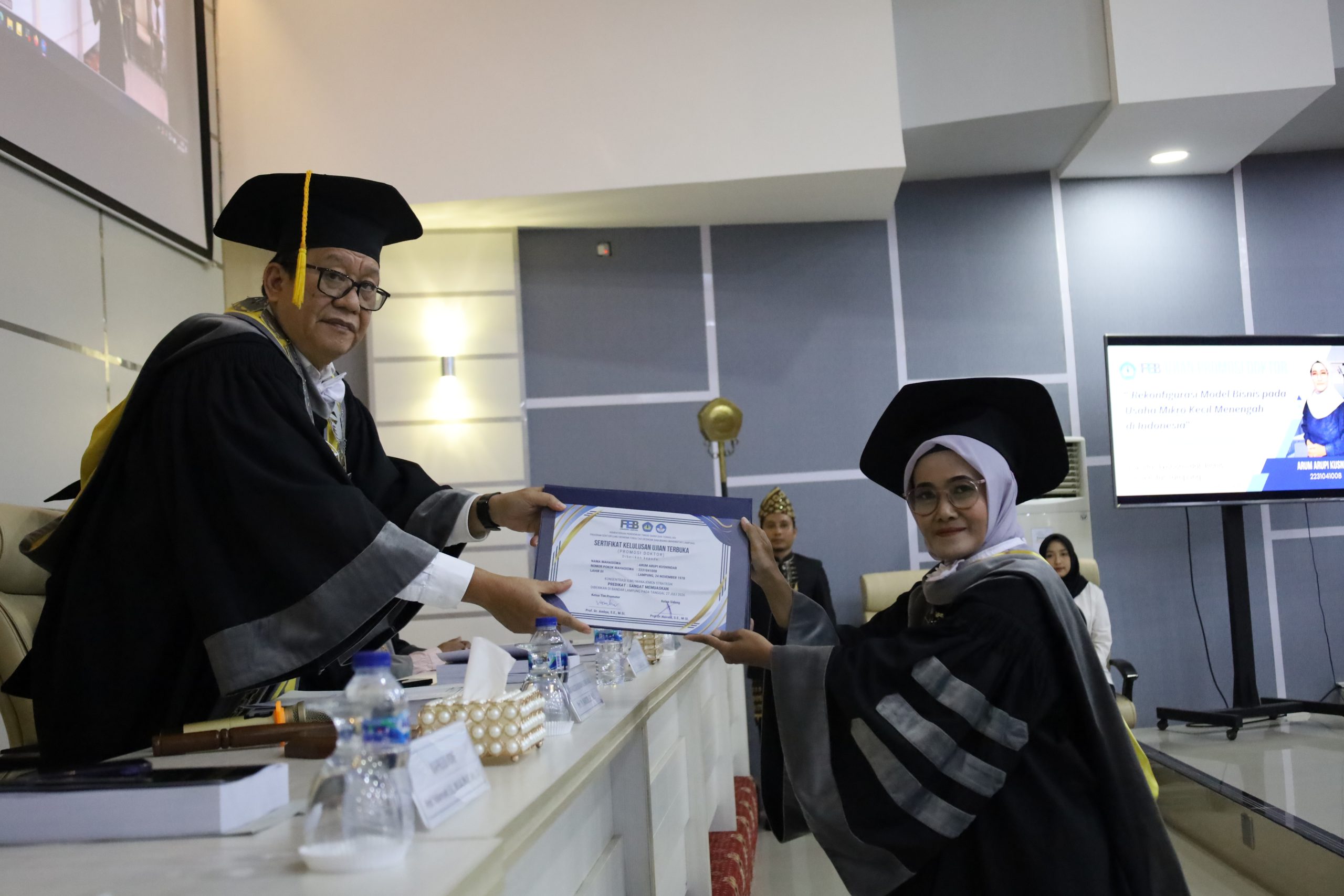 Arum Arupi Kusnandar Resmi Sandang Gelar Doktor FEB Unila Usai Pertahankan Disertasi tentang Rekonfigurasi Model Bisnis UMKM