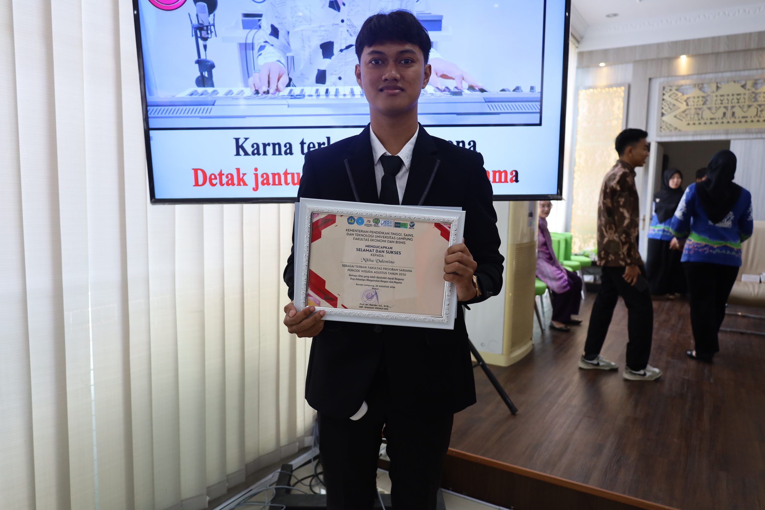 Konsisten Sejak Awal, Mikha Valentino Raih Predikat Lulusan Terbaik 2 Sarjana FEB Unila