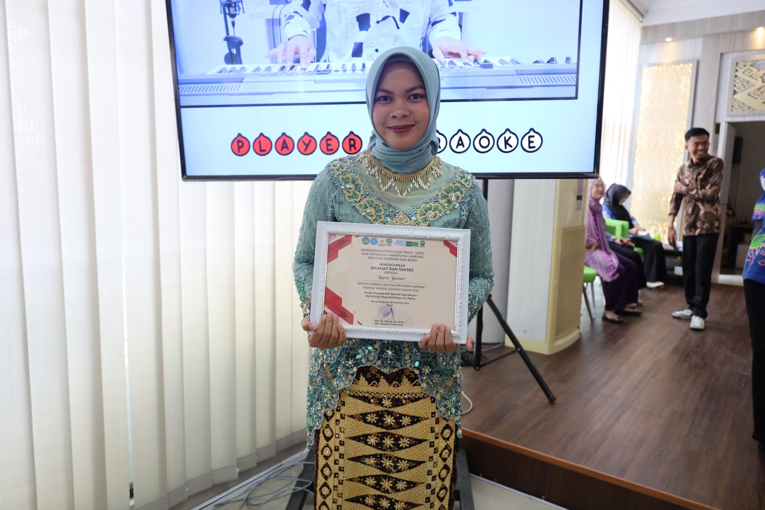 Tetap Melangkah di Tengah Keraguan, Laura Januari Raih Terbaik Ketiga Kategori Sarjana FEB Unila