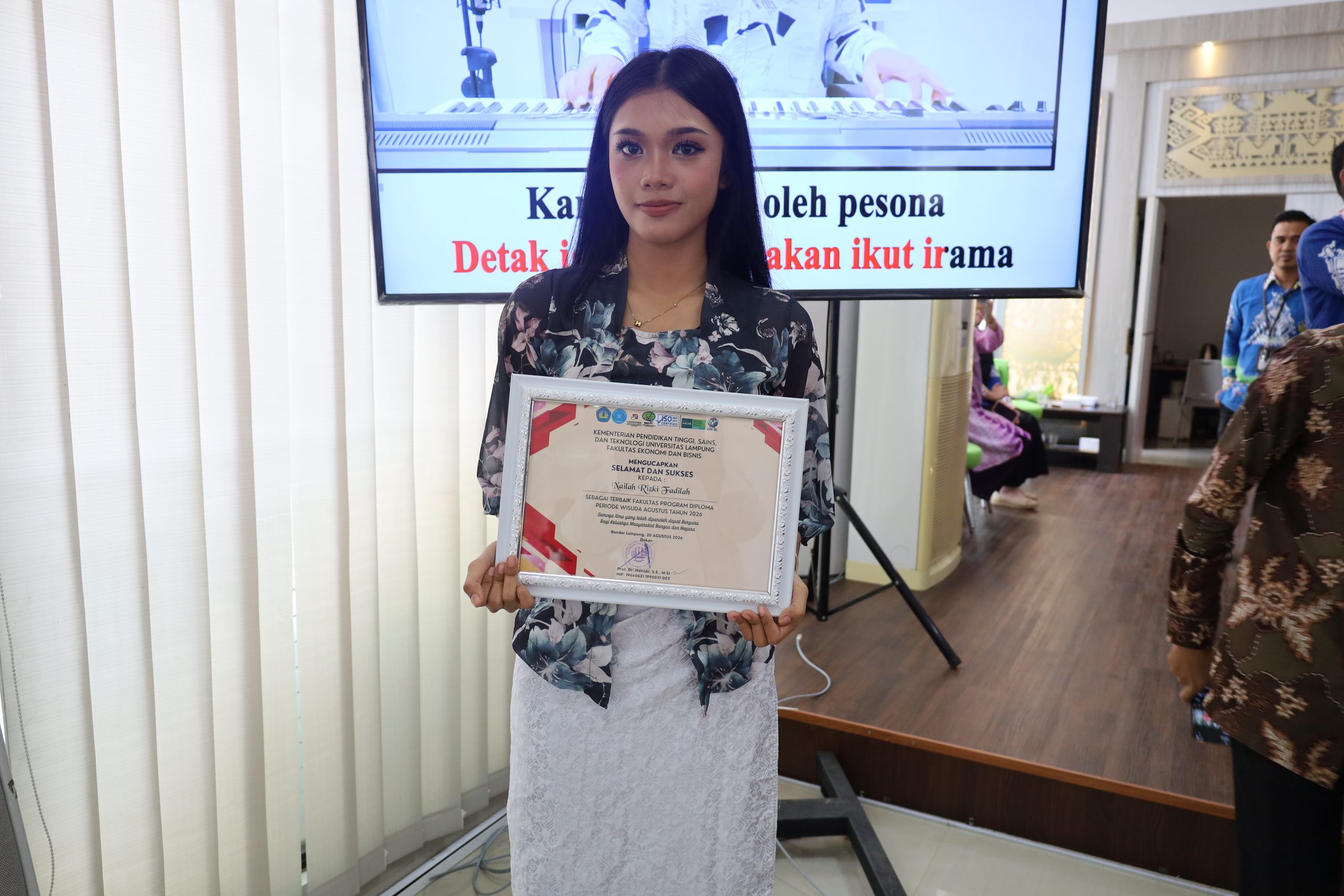 Lulusan Terbaik Kedua D3 FEB Unila, Nailah Buktikan Prestasi Lahir dari Konsistensi