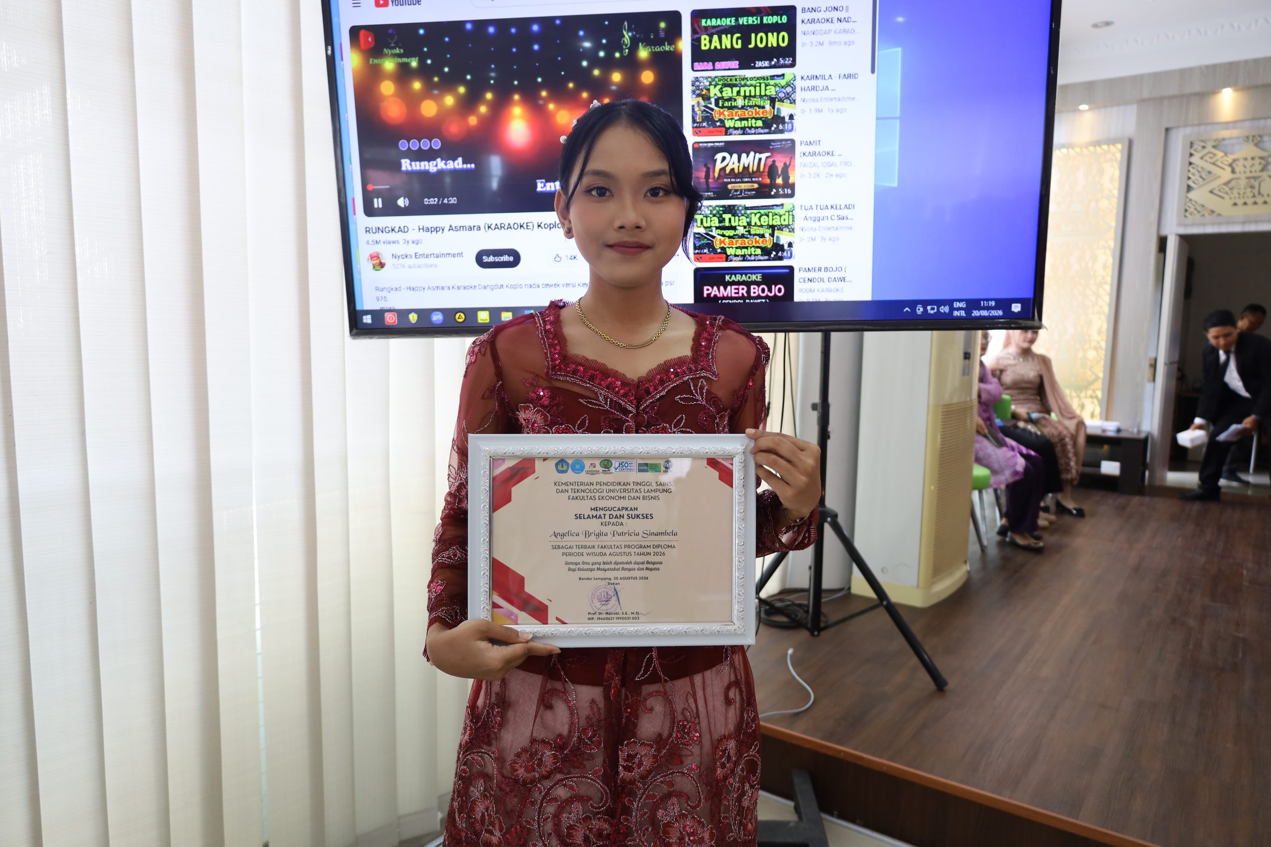 Tekun Jalani Perkuliahan, Angelica Brigita Raih Lulusan Terbaik 1 Diploma Unila