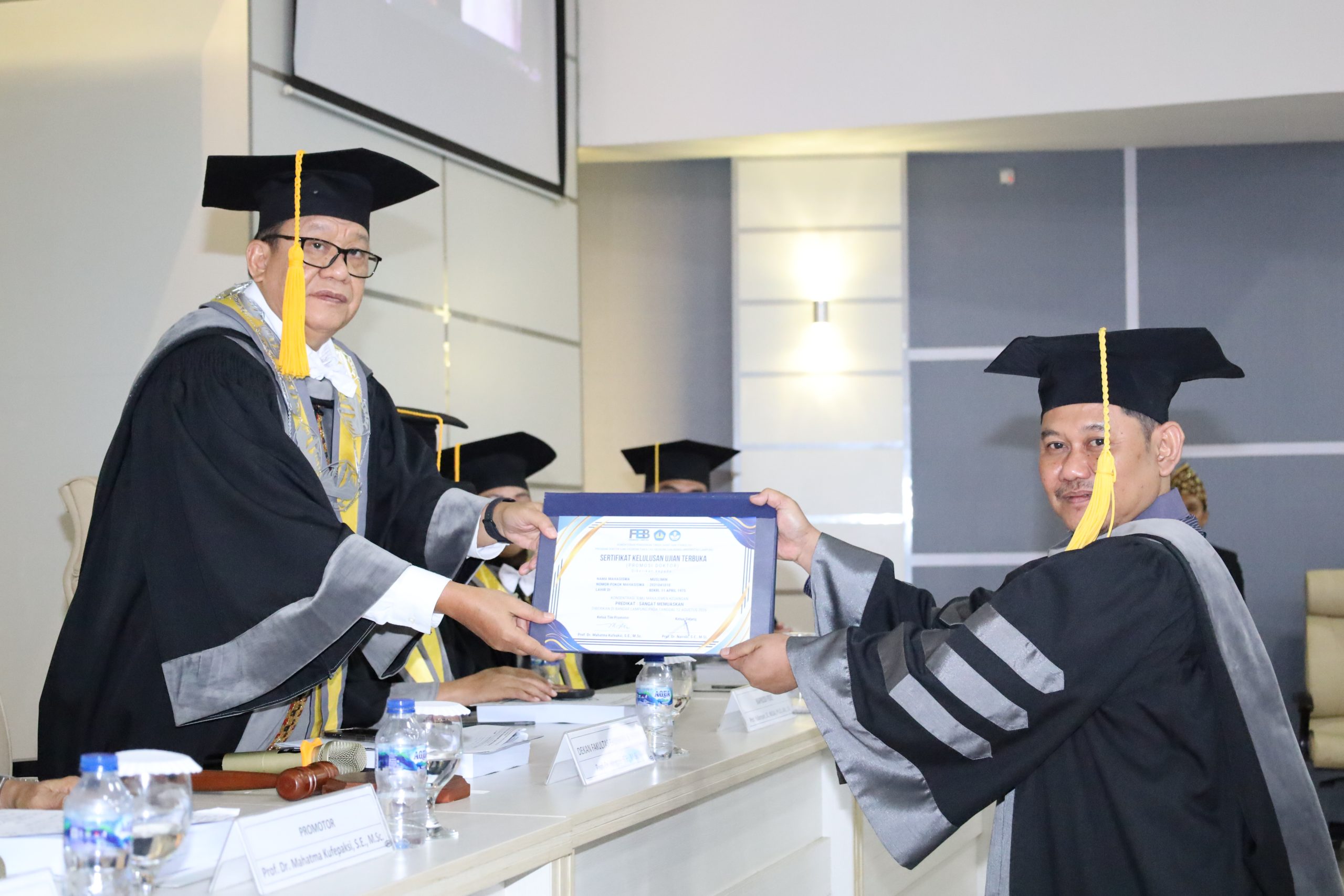 Teliti Rekapitalisasi Utang Perusahaan, Muslimin Raih Gelar Doktor ke-66 FEB Unila