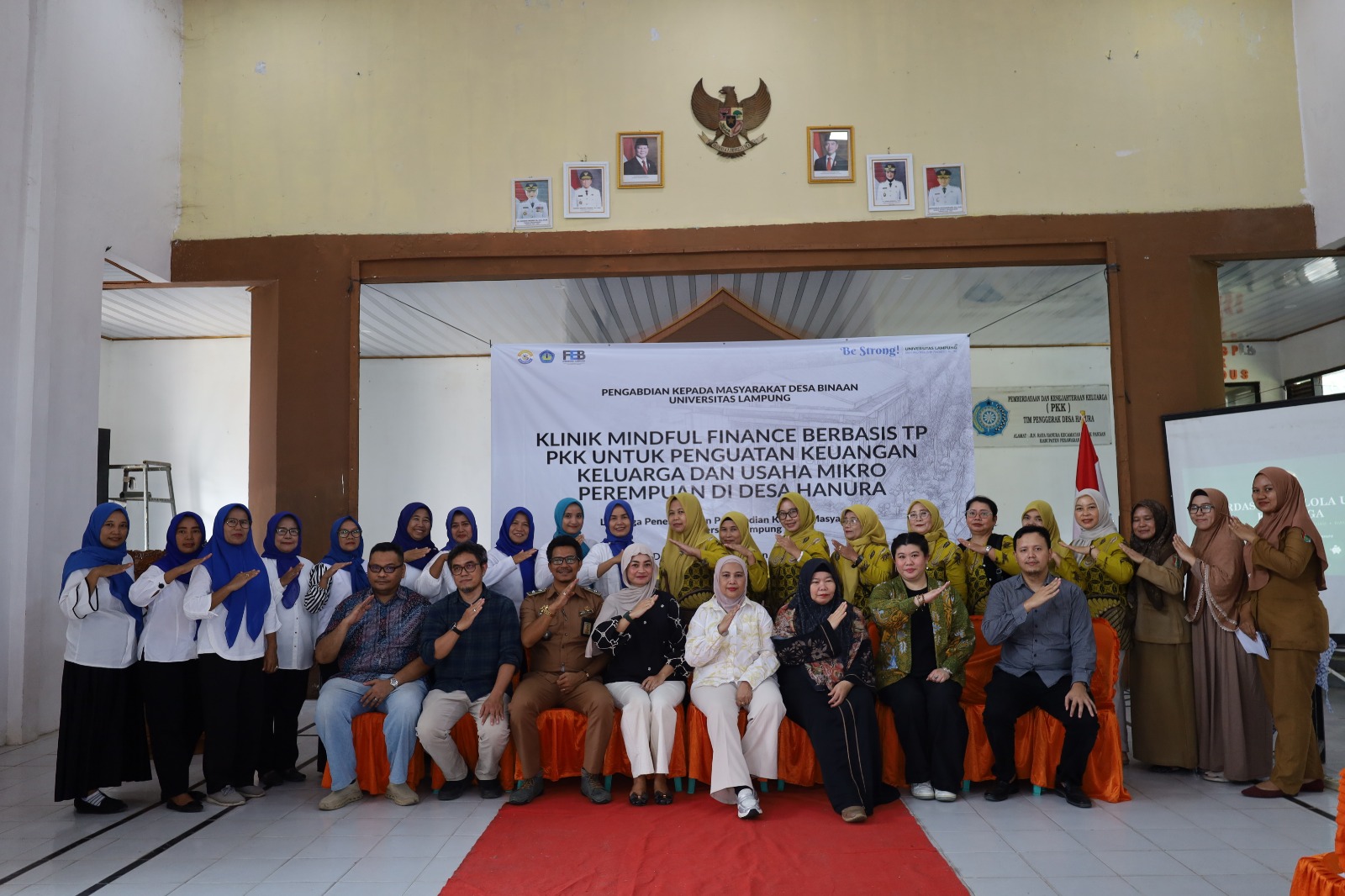 Berikan Penguatan Literasi Keuangan Perempuan, FEB Unila Hadirkan Klinik Mindful Finance Berbasis TP PKK di Desa Hanura