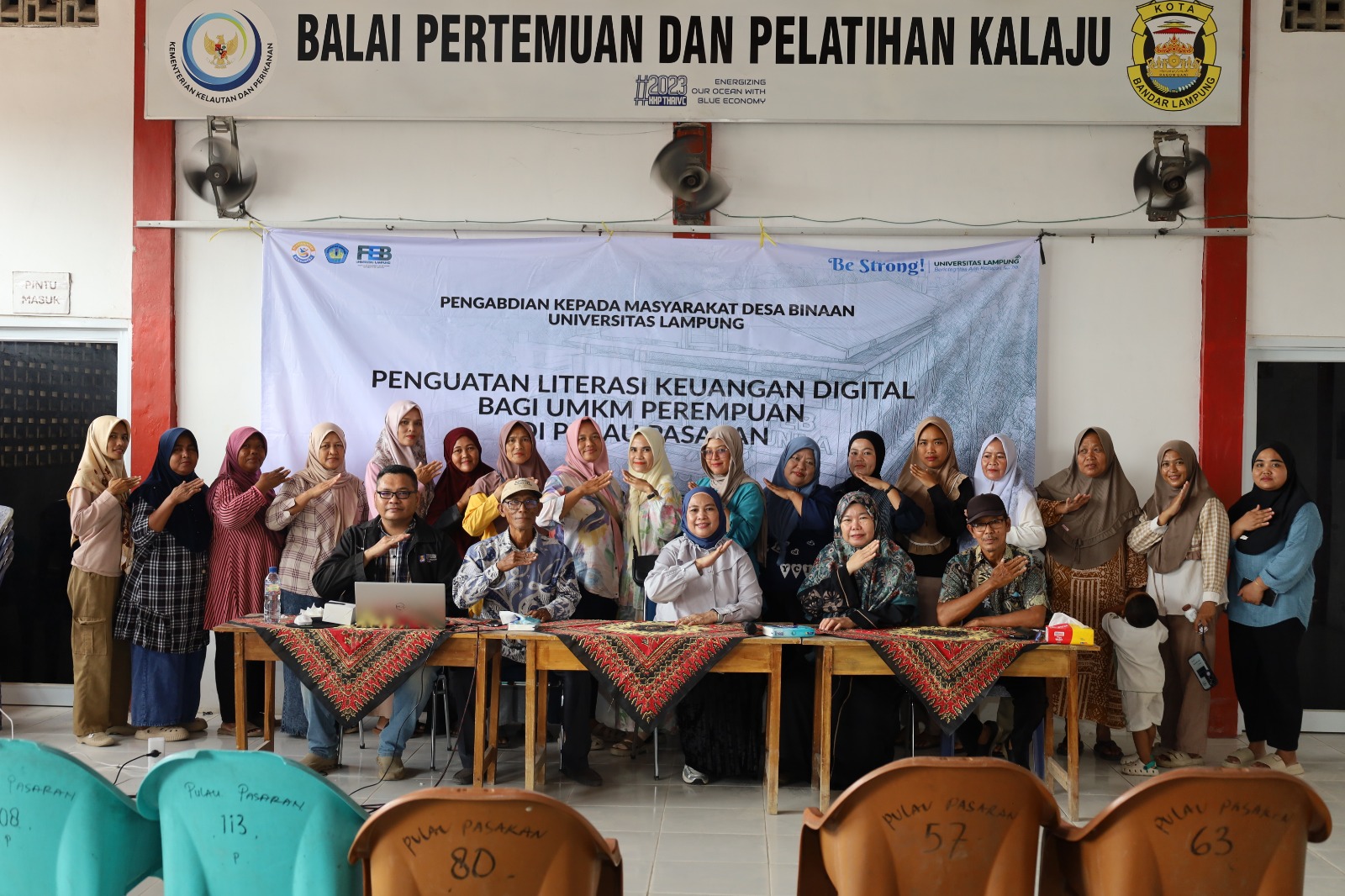 Tim PKM FEB Unila Siapkan UMKM Perempuan di Pulau Pasaran dalam Hadapi Ekonomi Digital melalui Pelatihan Literasi Keuangan Digital