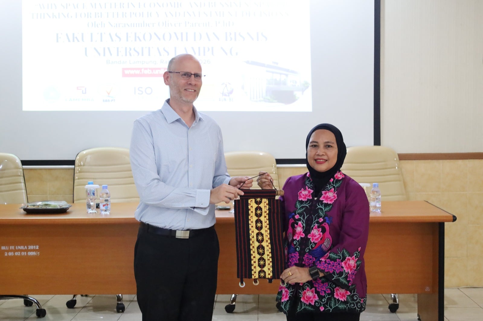 Kuliah Tamu Internasional FEB Unila Bahas Peran Ruang dalam Pengambilan Keputusan Ekonomi dan Bisnis